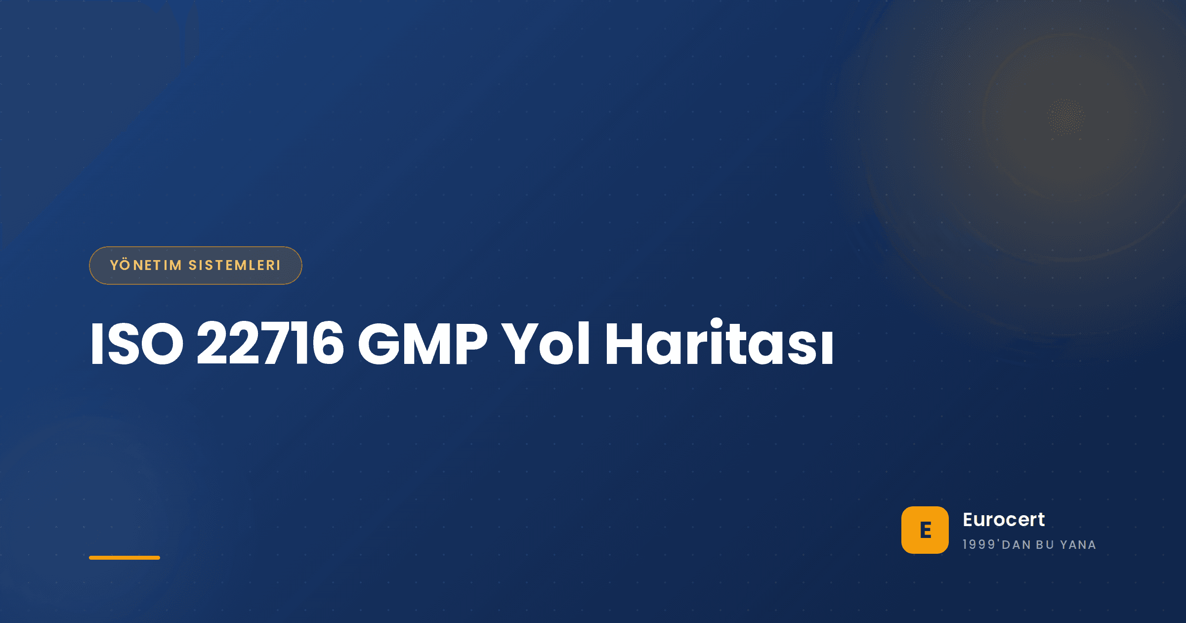 ISO 22716 iyi üretim uygulamalarını yansıtan temiz bir üretim alanında kozmetik dolum hattı operatörü.
