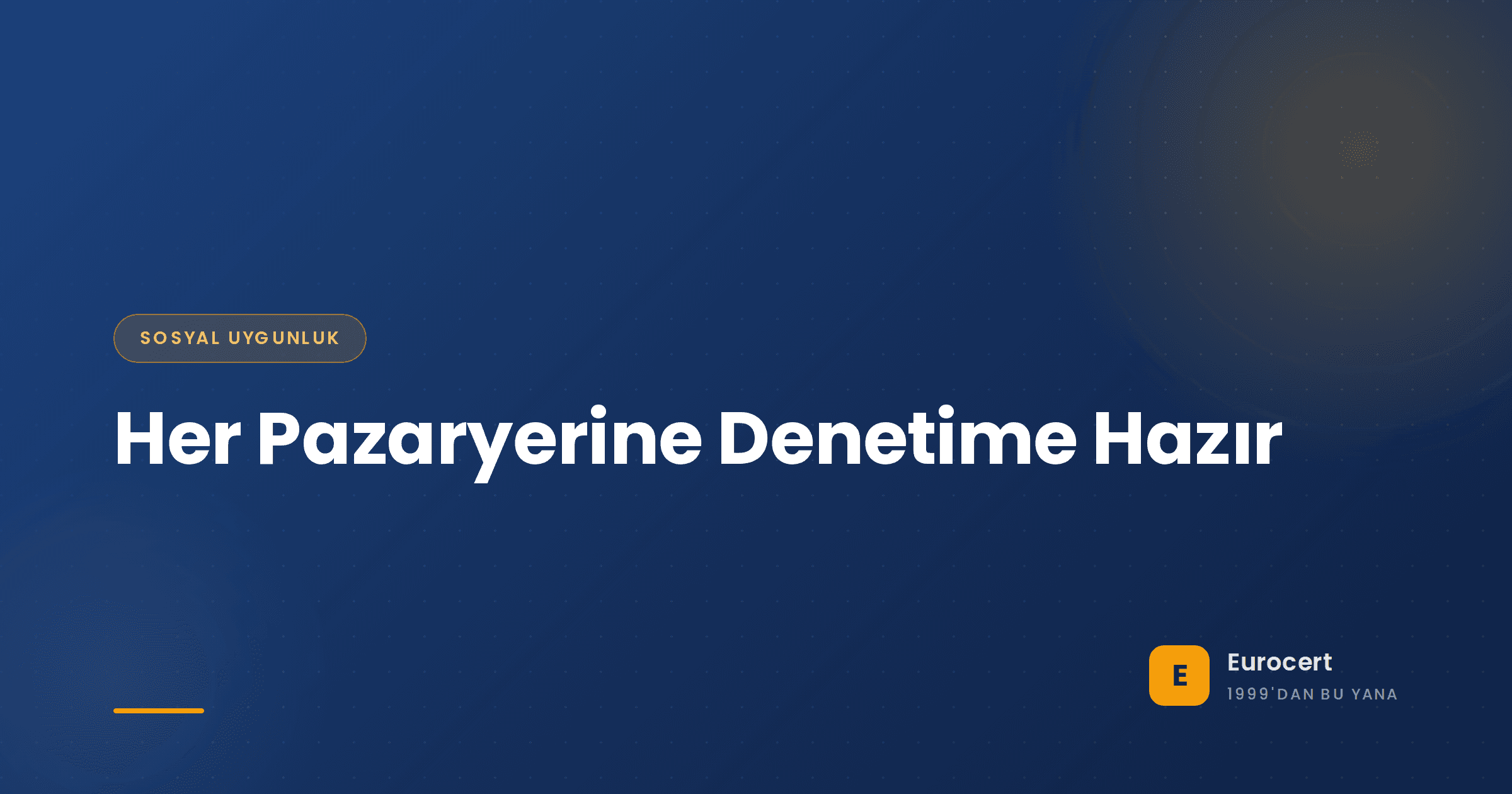Pazaryeri tedarikçi denetimi öncesi fabrika zemininde çalışma saati ve bordro kayıtlarını inceleyen denetçi