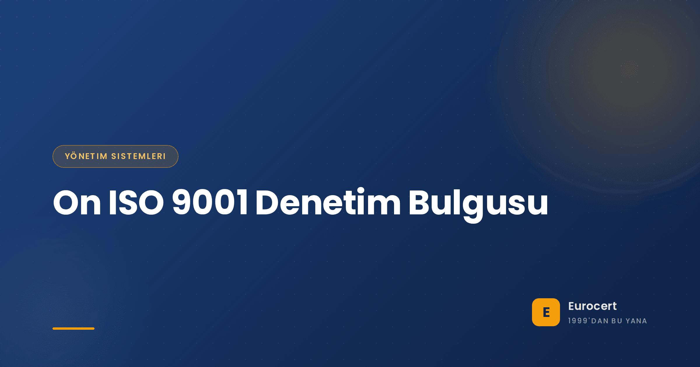 ISO 9001 denetimi sırasında kalite yönetim kontrol listesini inceleyen denetçi
