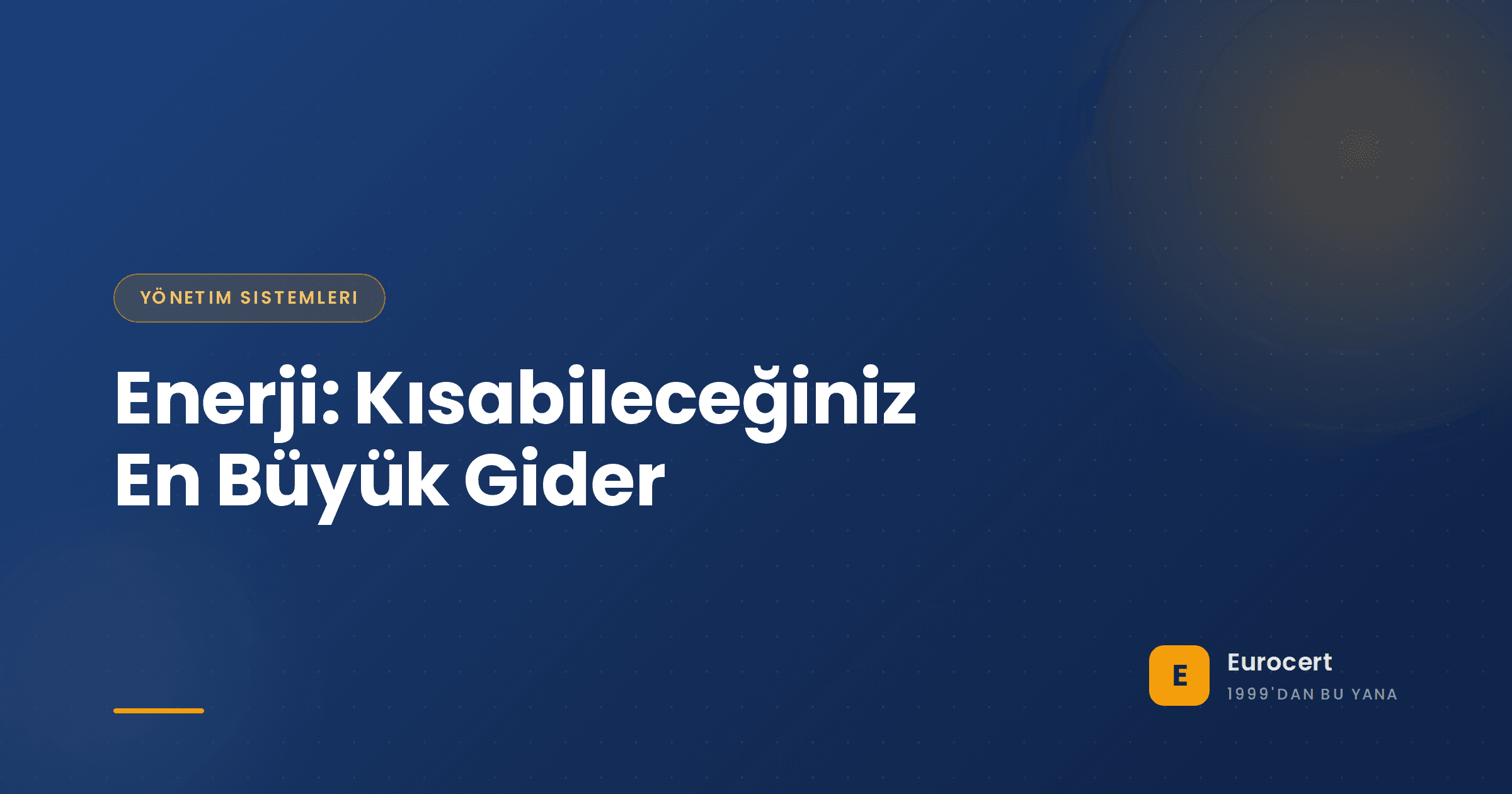 Bir fabrikanın enerji maliyetlerini ve ISO 50001 tasarruflarını gösteren bir gösterge panosunu inceleyen finans yöneticisi