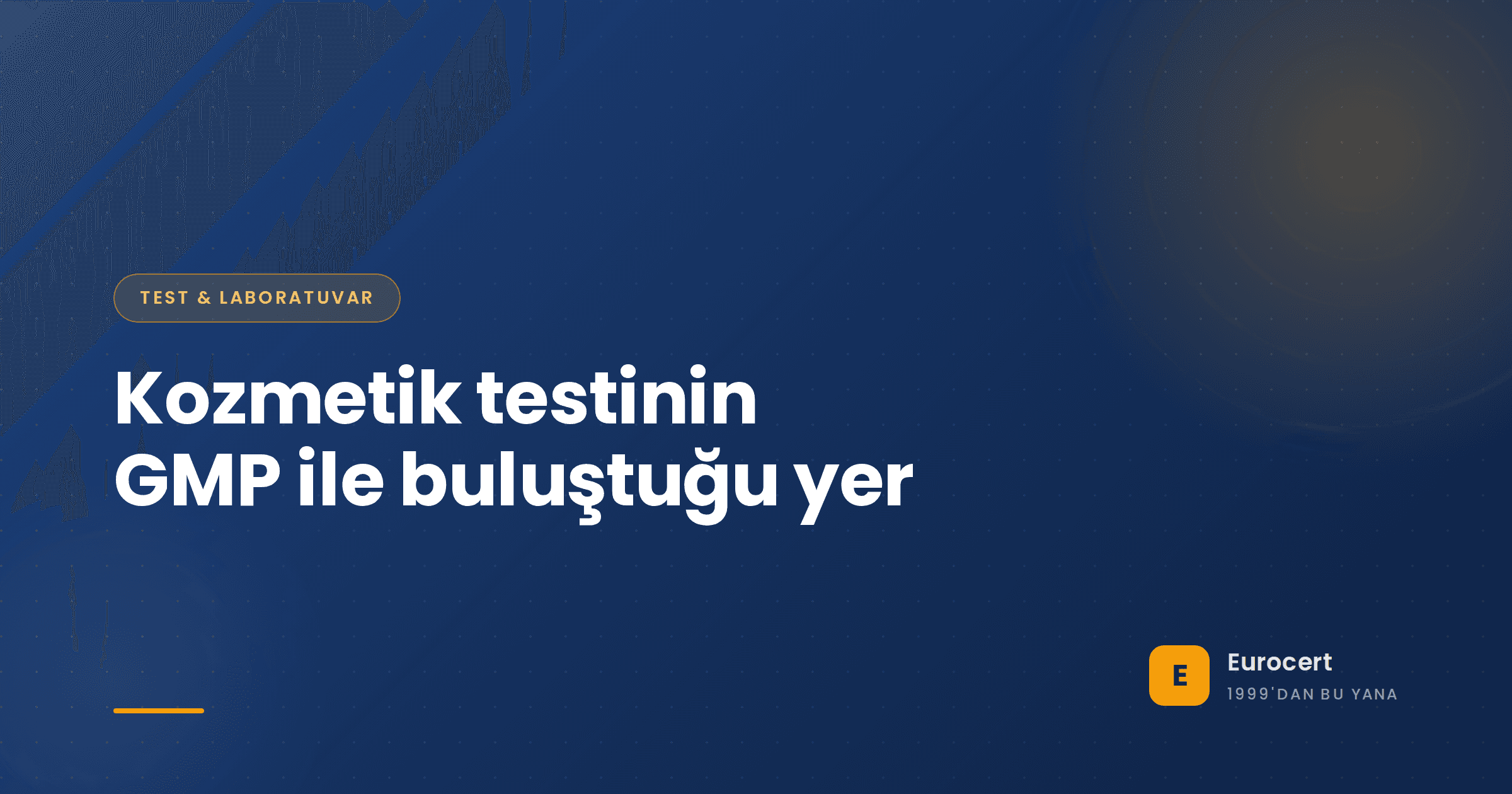 Dolum hattının yanında kozmetik krem numunesini inceleyen laboratuvar teknisyeni; kozmetik ürün güvenliği testleri ve ISO 22716 GMP konusunu anlatan görsel