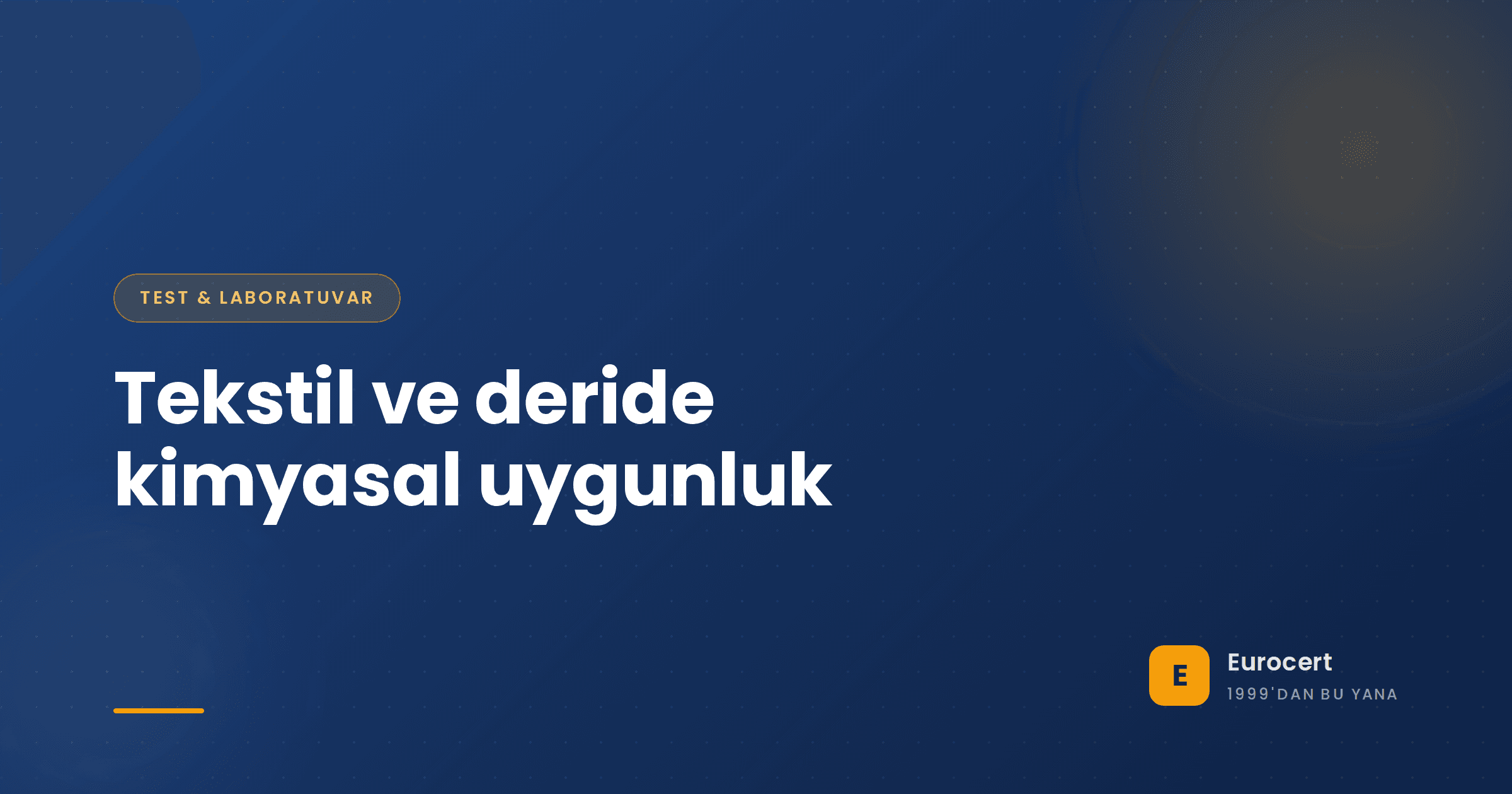 Boyalı kumaş ve deri numunelerini kısıtlı kimyasallar açısından test eden laboratuvar teknisyeni