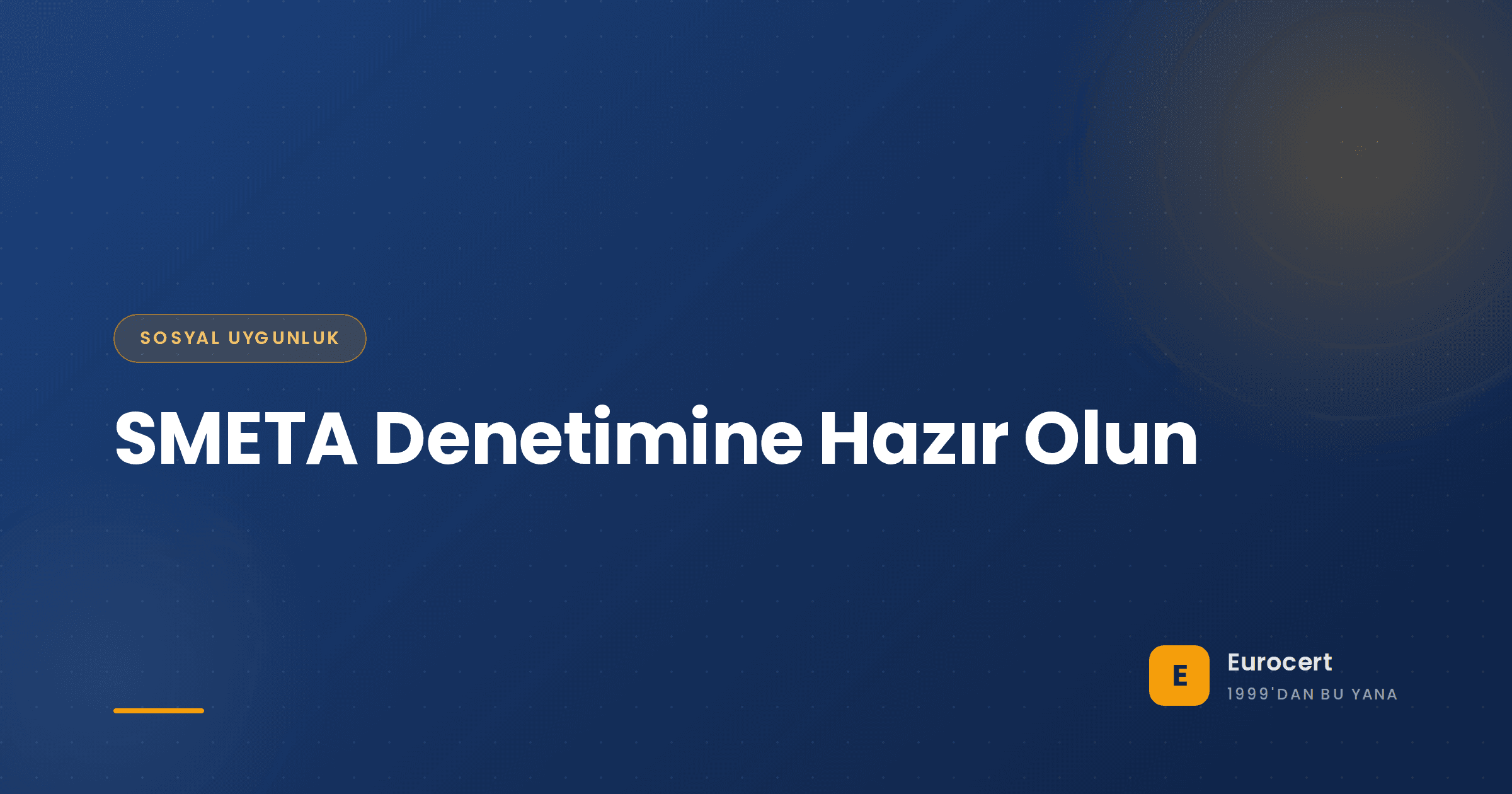 SMETA etik denetiminde çalışma saati kayıtlarını ve fabrika yangın çıkışını inceleyen bir sosyal uygunluk denetçisi